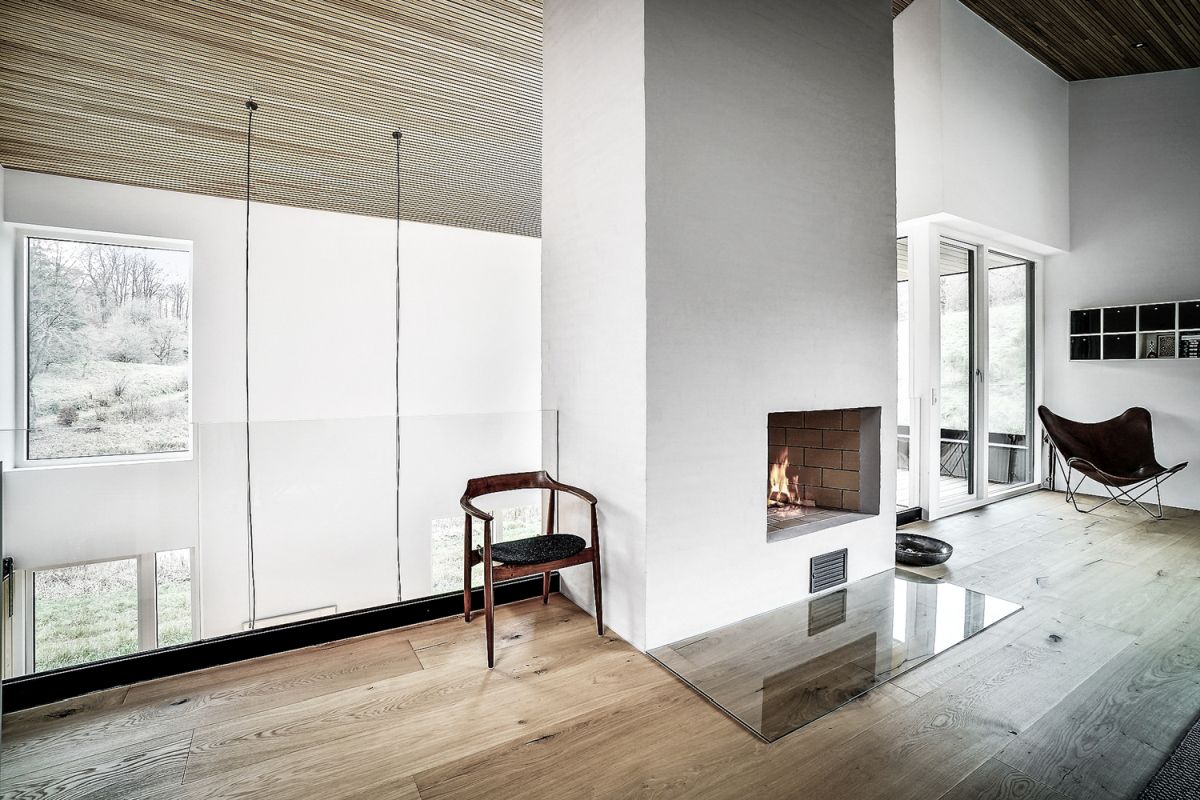 A minimalist fireplace adds warmth to the living area and manages to maintain a very harmonious decor