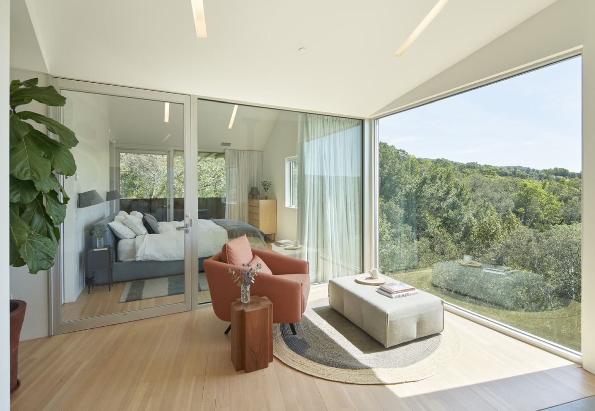 Large panorama windows reveal beautiful views of the valley and the surrounding landscape