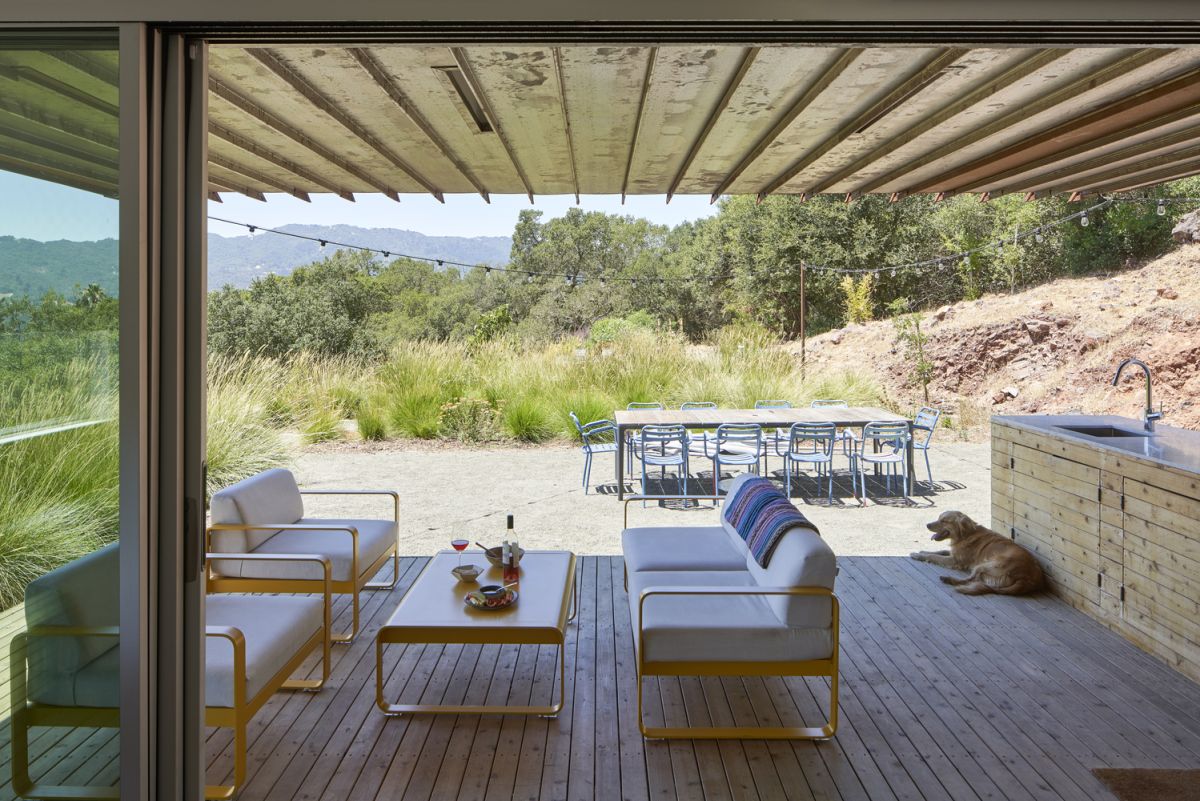 The strong connection with nature is emphasized by the numerous outdoor spaces