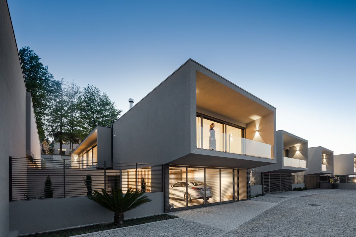 The garage occupies most of the ground floor, being framed by a storage area on the other side