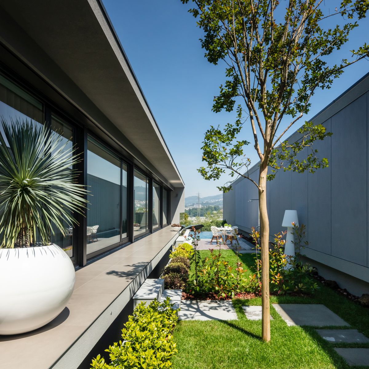 Although small, the courtyards between the houses ensure a close connection between nature and architecture