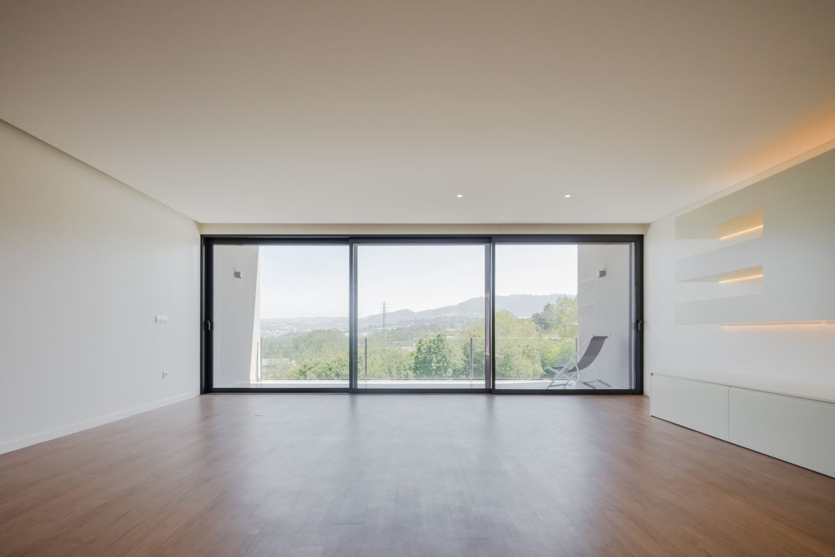 The minimalist interior design puts an emphasis on the view which are framed by huge panorama windows