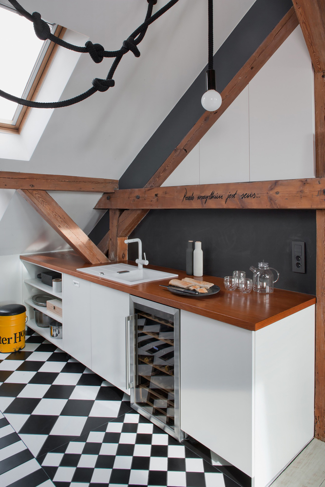 The kitchen has a very simplified look, with an eye-catching geometric pattern on the floor
