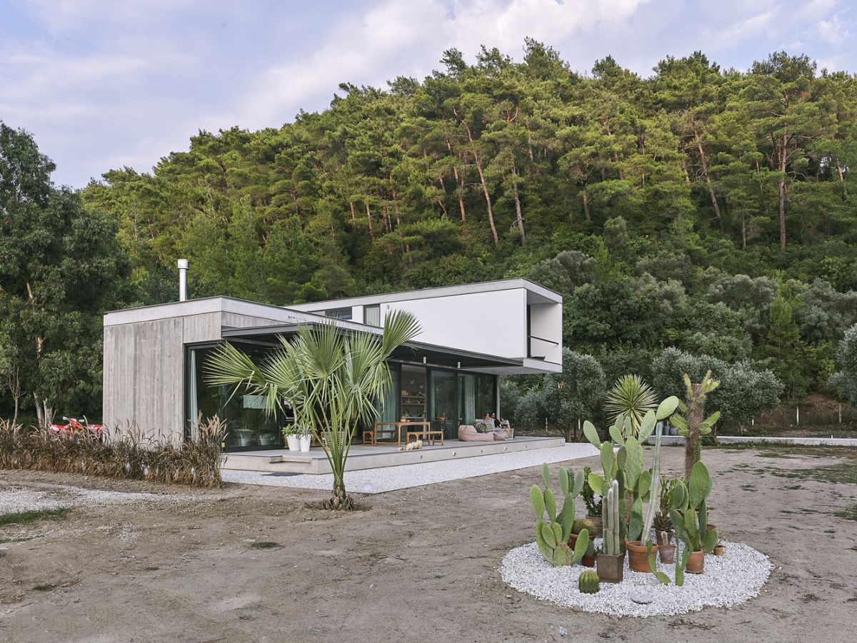 All the trees existent on the site have been preserved, the relationship between architecture and nature being very important