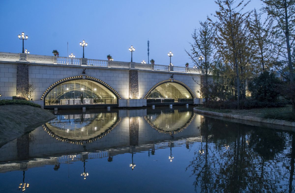 The internal section of the bridge lights up and gives out a golden glow