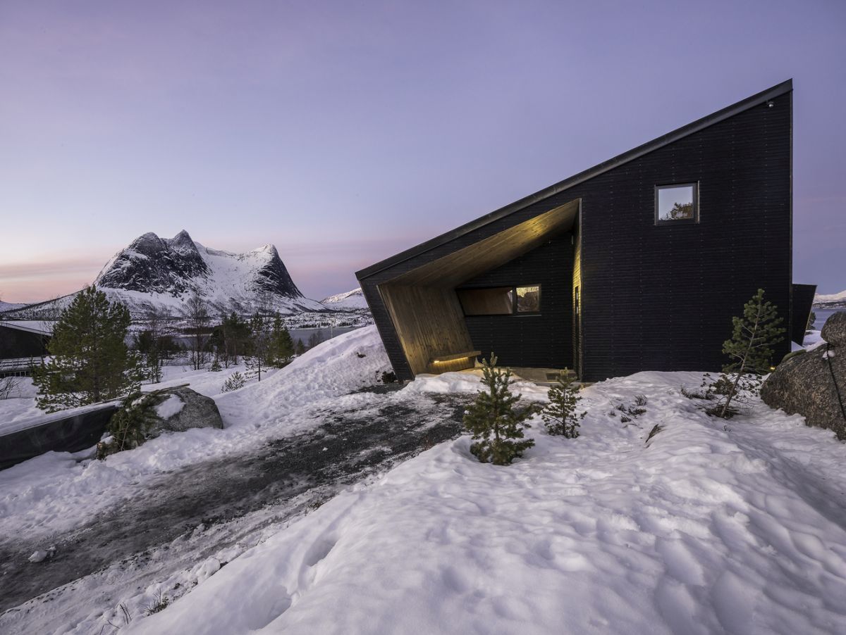 The cabin as a whole is a balanced duet of open and closed spaces designed to achieve harmony between views and privacy