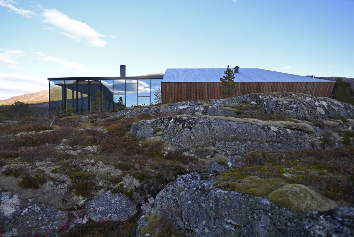 This huge contrast between the open and closed spaces results in some big contrasts throughout the cabin