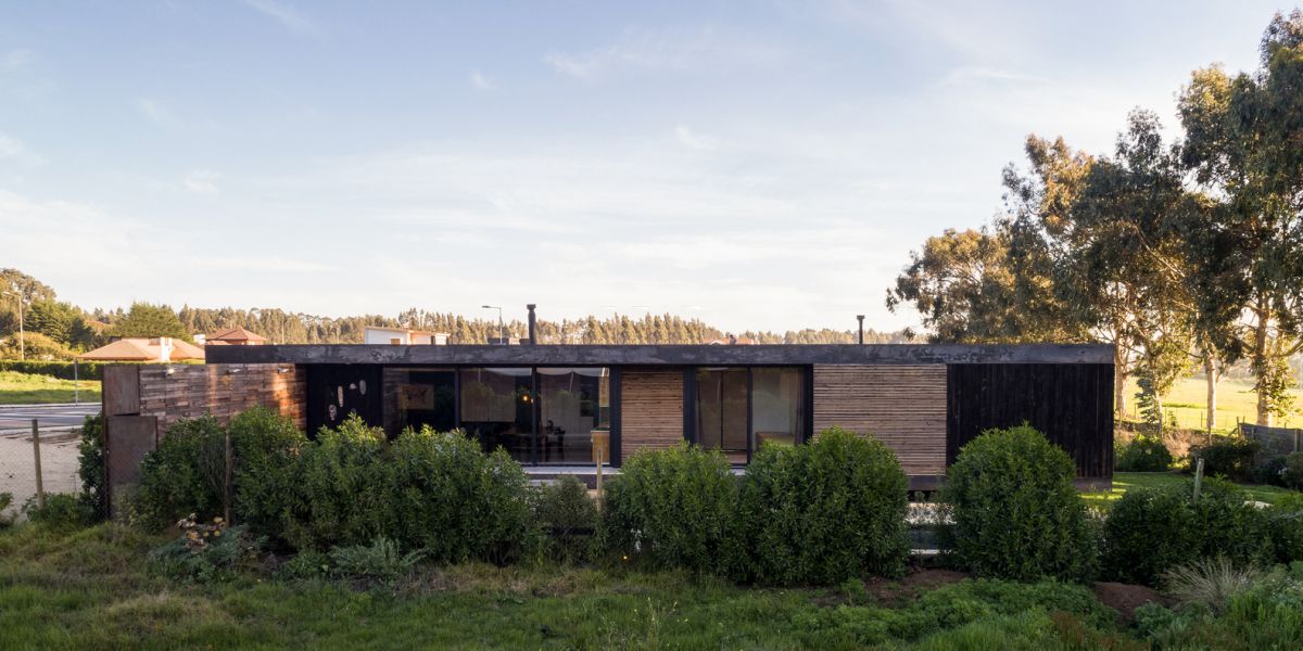 The house has a very simple and clean geometry and a flat roof, a look that keeps the cost low