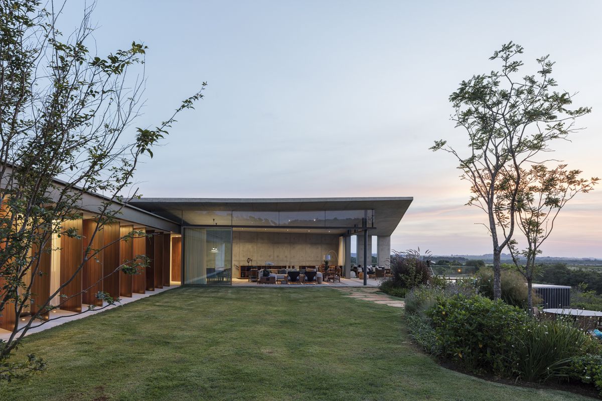 The private area is positioned perpendicular to the social zone, within a metallic pavilion