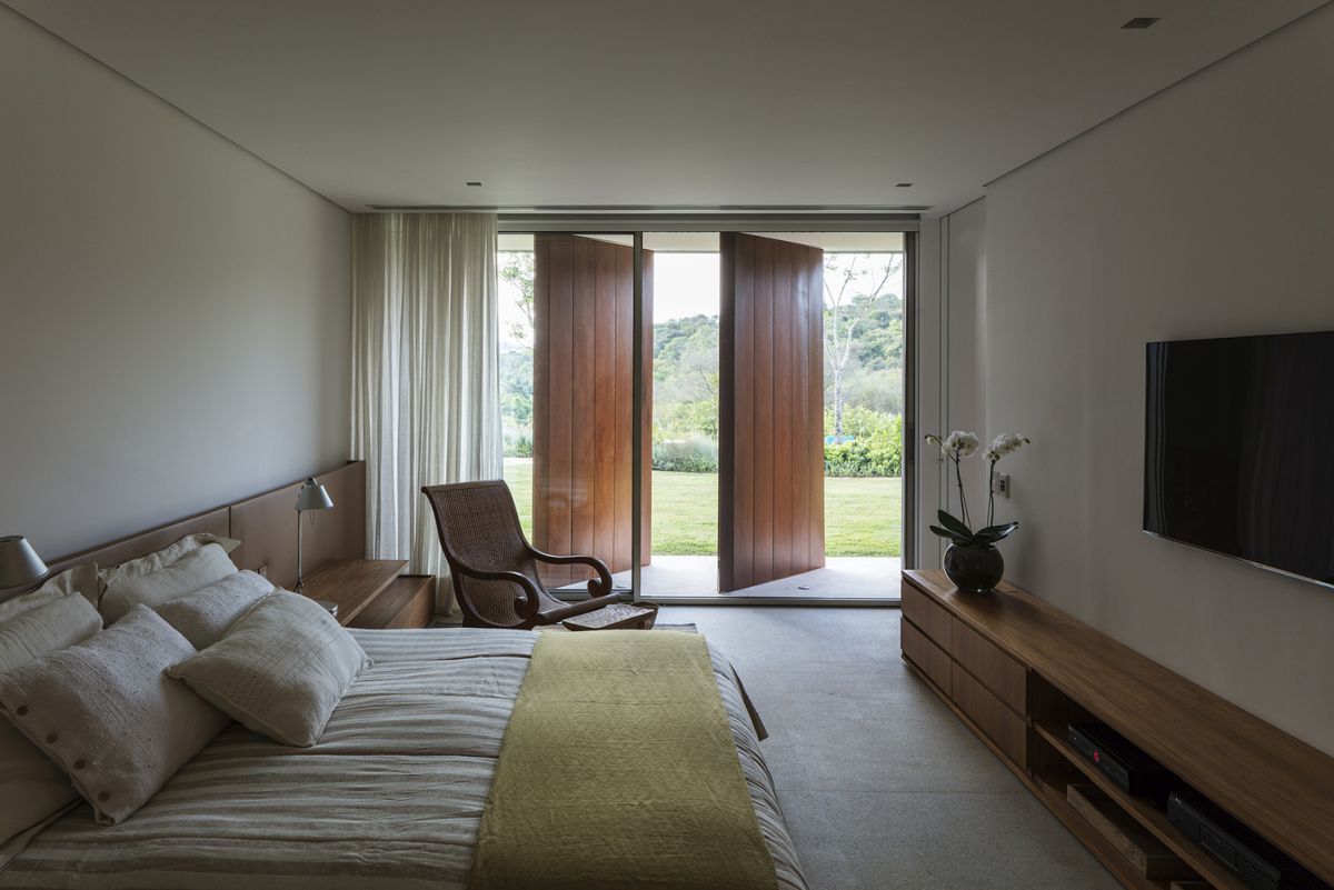 The bedrooms have pivot screens which can let in as much natural light as needed