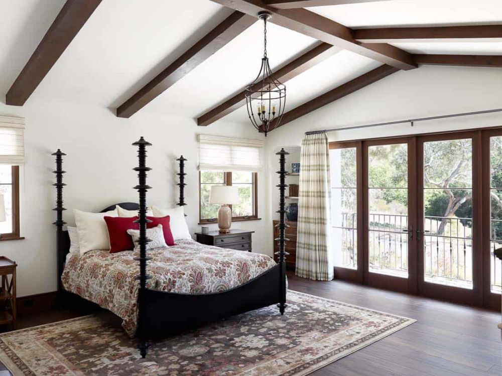 The four bedrooms feature simple and very inviting interior designs, with area rugs, fabric curtains and earthy color palettes
