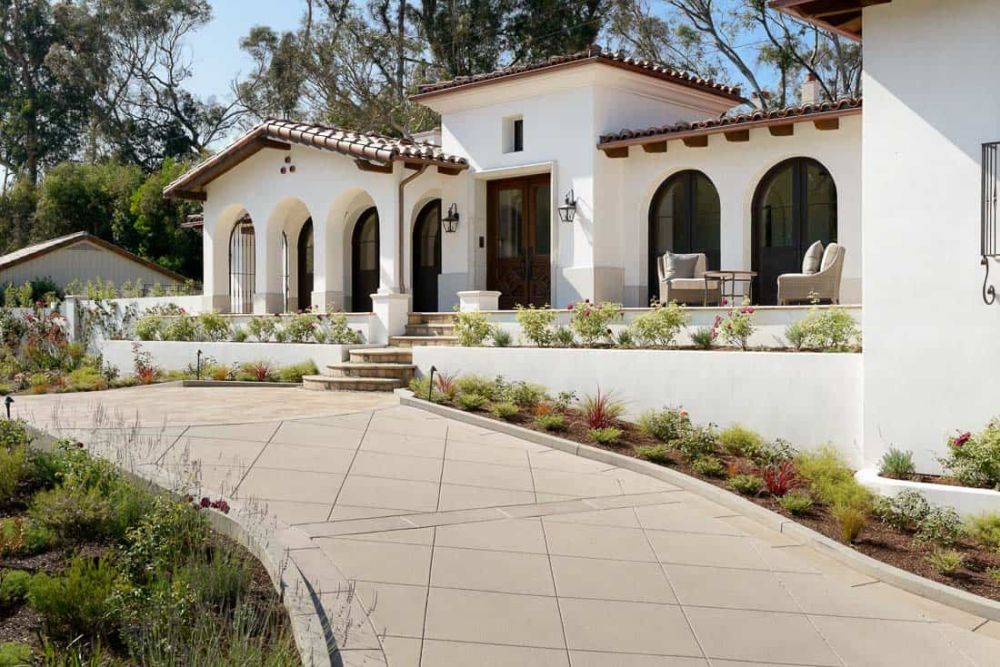 The exterior of the house is simple and white, in tone with the Mediterranean-style architecture