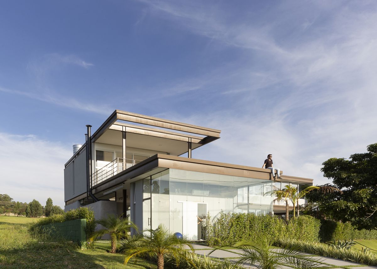 The steel frame is a signature design element for the BT House. the same as the glass curtain