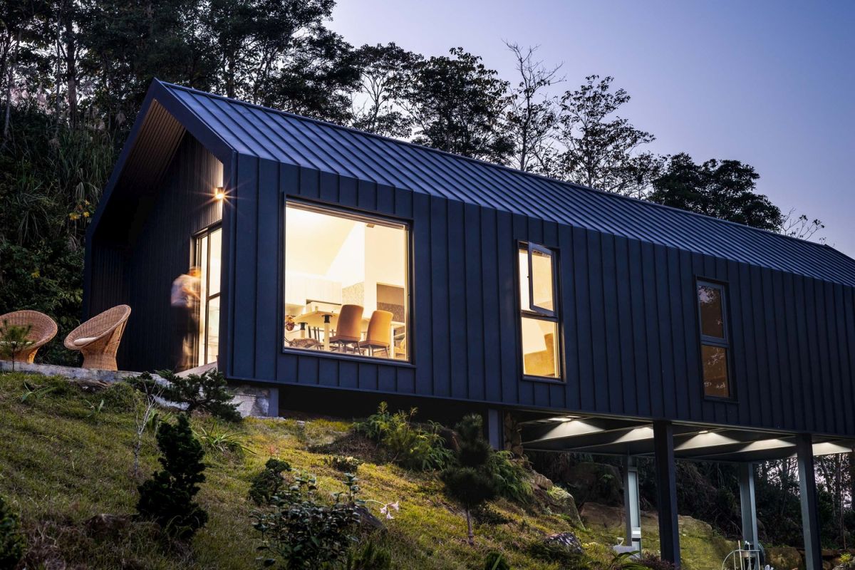 The exterior of the house shows a certain similarity to container structures