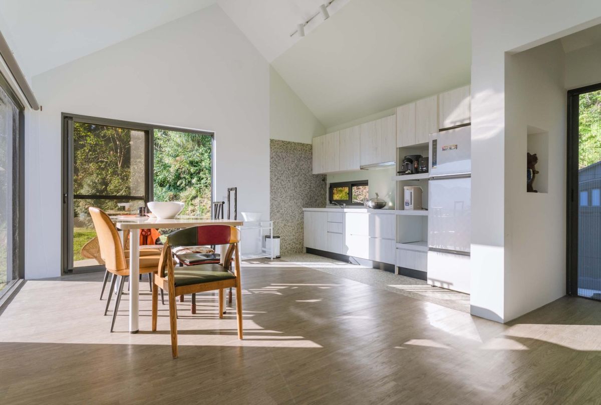 Inside the house the decor is simple and breezy, with large windows that capture the light and the amazing views