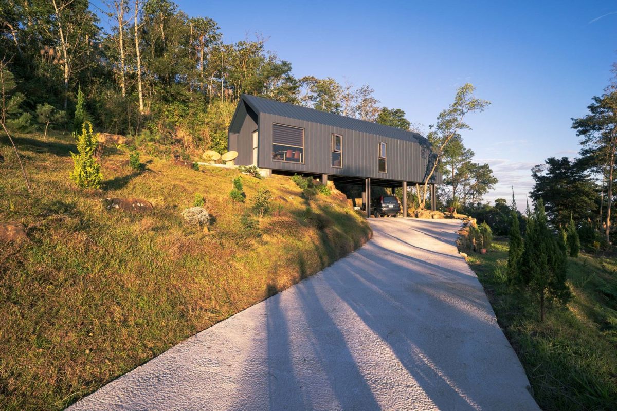 The architects wanted to offer the house privacy from the public road and managed to do that beautifully
