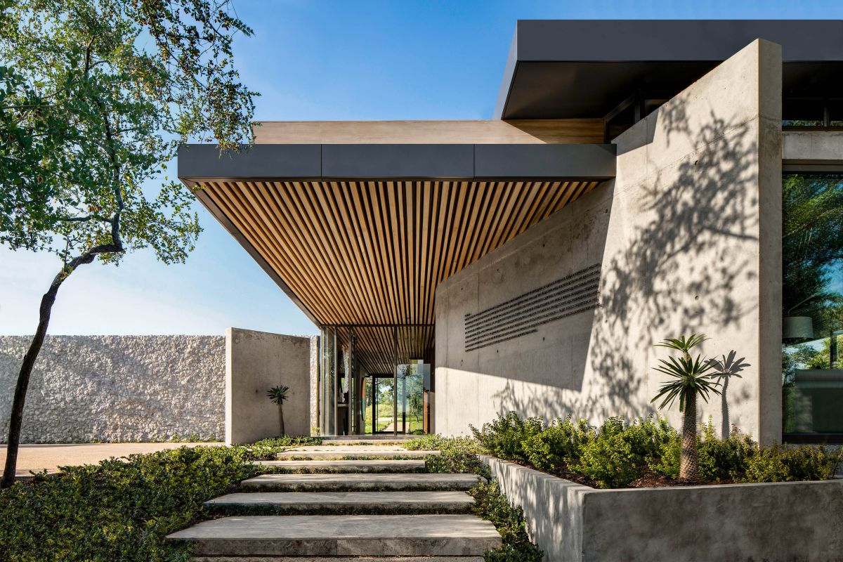 The materials used by the architects focus on creating a natural and organic connection between architecture and the outdoors