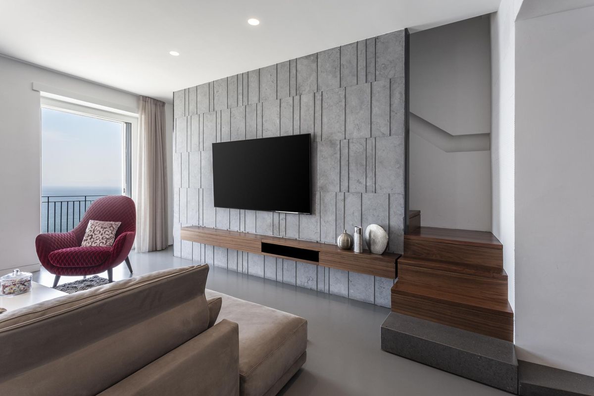 The interior design is simple with a focus on the materials and textures featured throughout the spaces