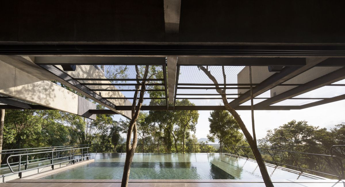 Earth and water come together to frame the house and to immerse it into the landscape