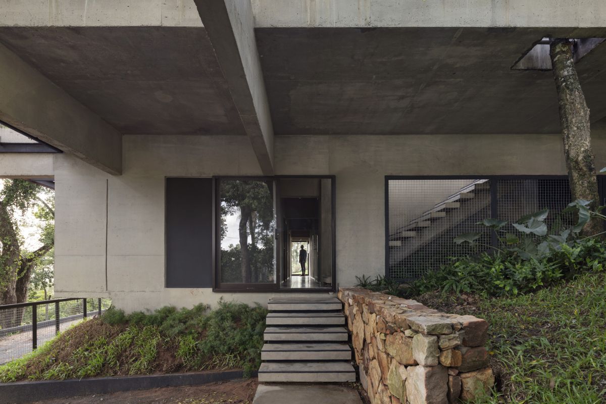 The raw concrete exterior helps the house blend in and gives it a strong industrial allure