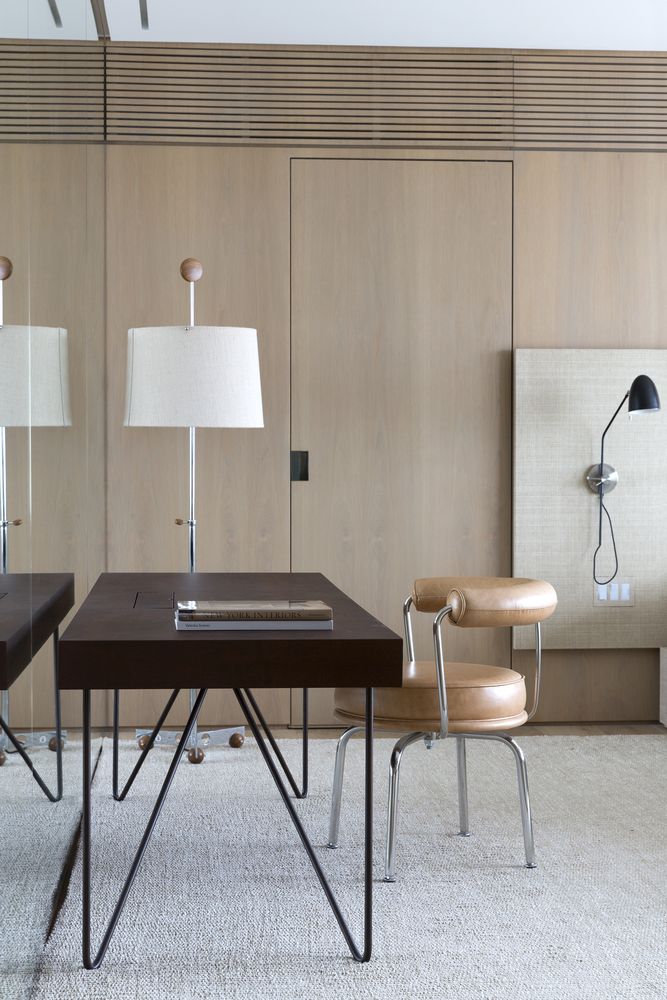 Hairpin legs give this desk a lightweight and chic appearance, in tone with the accent chair