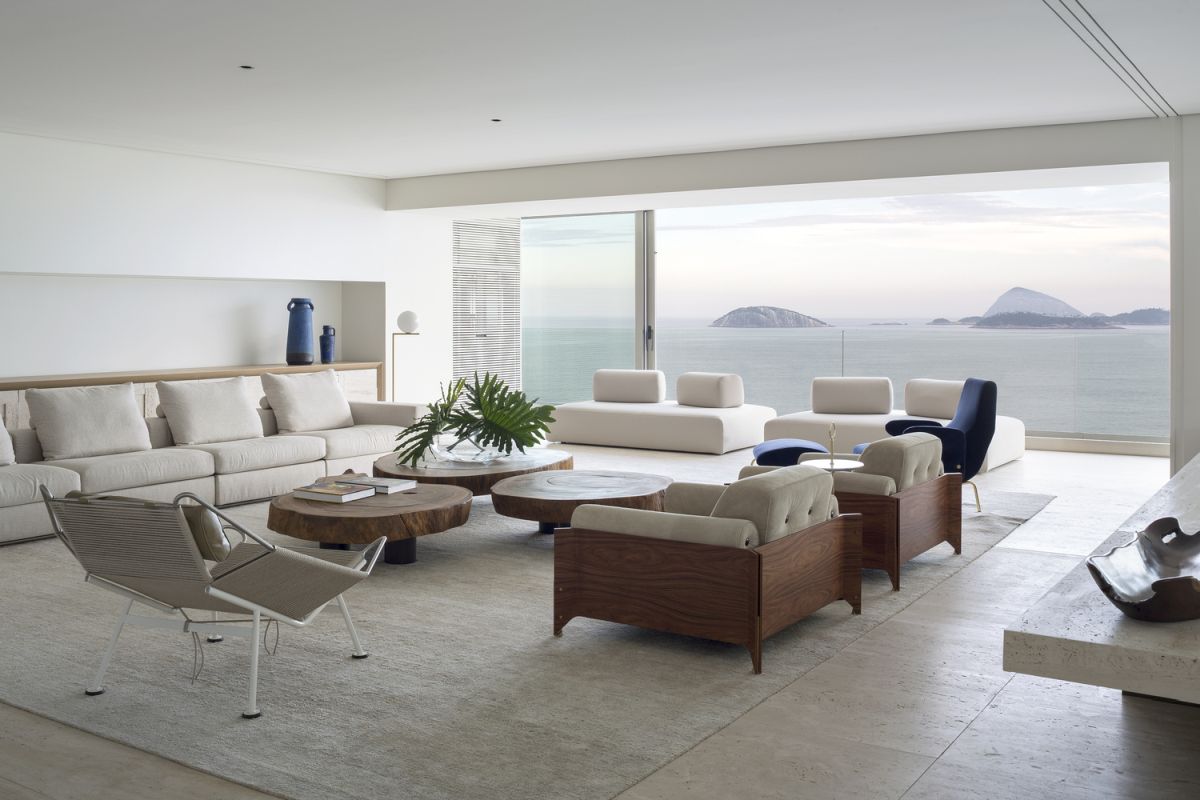 The palette of colors inside the apartment is inspired by the surroundings