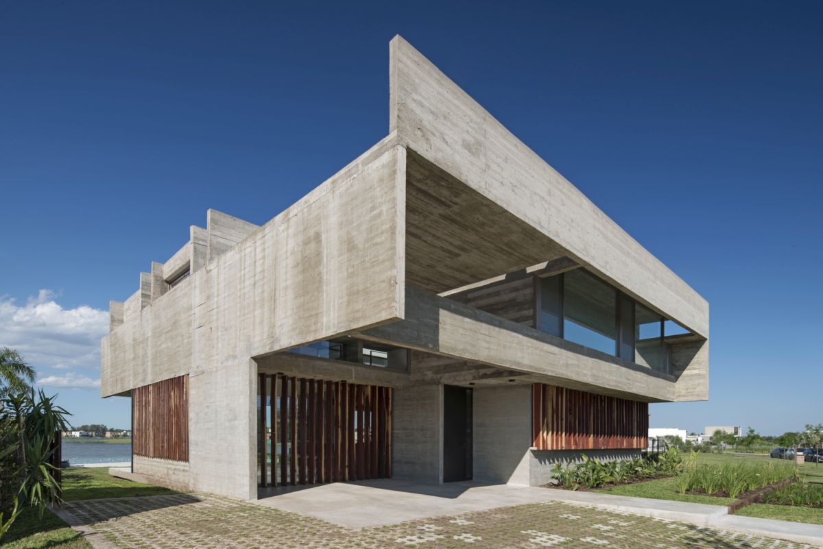 The roof has a surprisingly lightweight appearance and gives the house a sculptural look