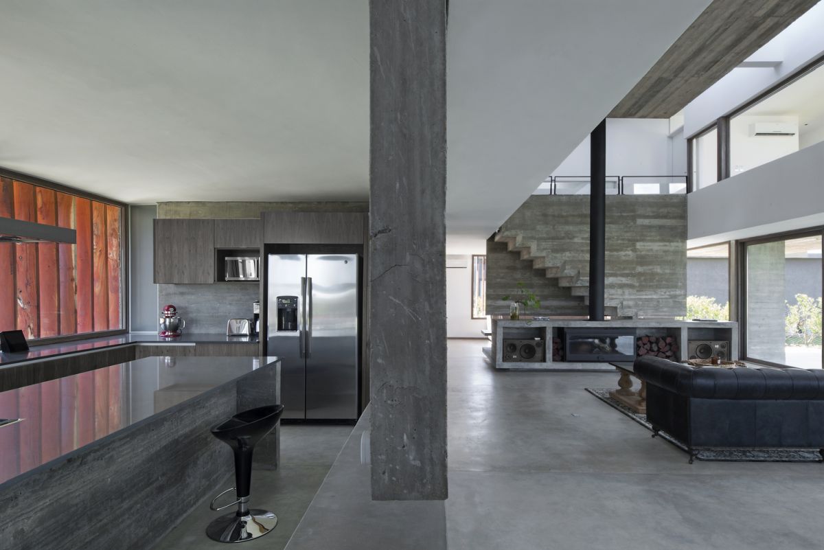 Although concrete is a very cold material and its color is neutral, that doesn't make the house seem austere