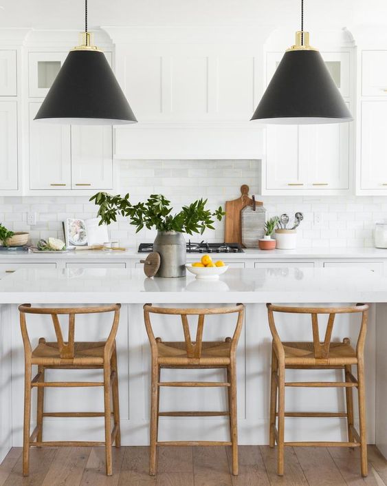 all white Scandinavian style kitchen idea