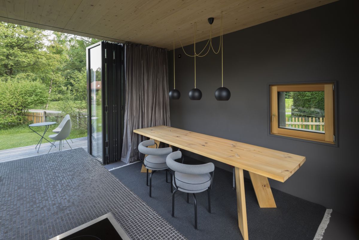 The dining area and the kitchen can be extended outside towards the garden