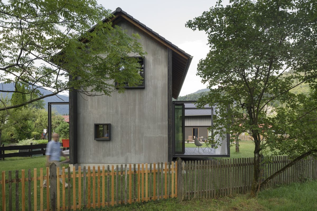 The narrow sides of the house have small windows which ensure privacy