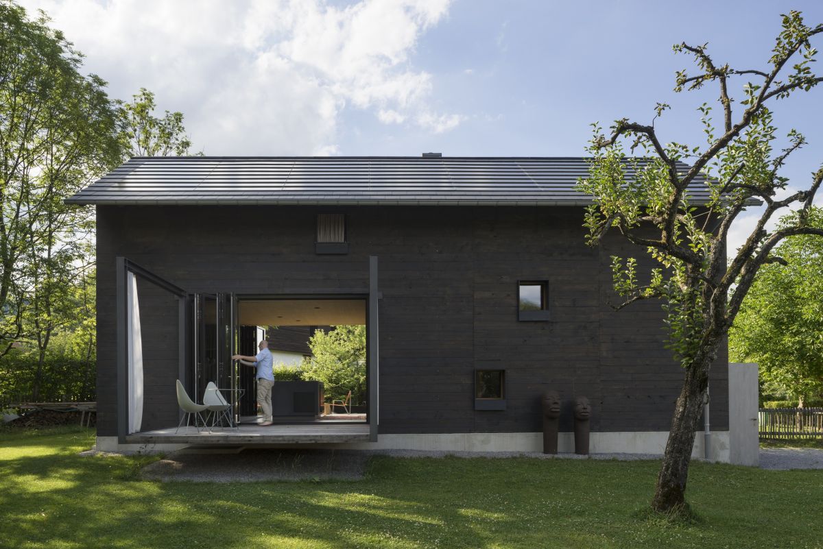 The overall geometry of the house is simple which adds a nice minimalistic touch to the design