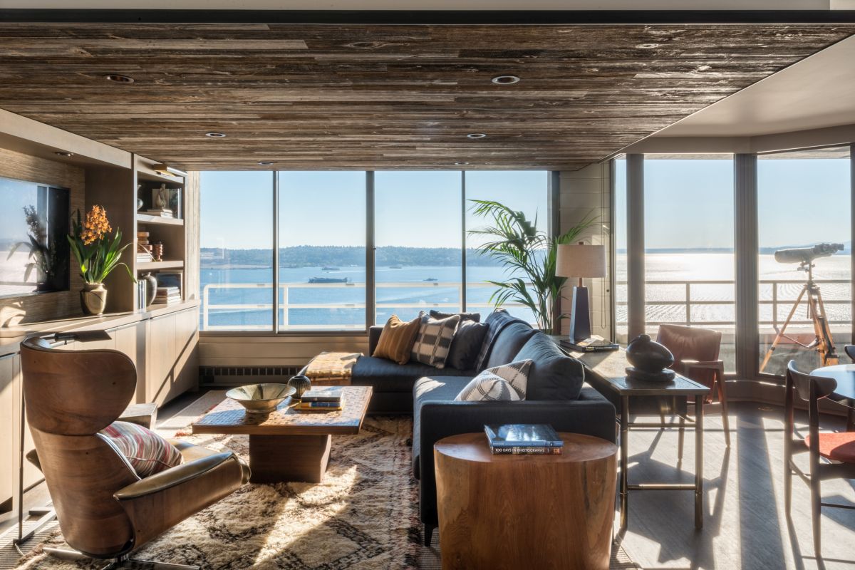 The beautiful blue ocean is framed by lots of warm wood and looks amazing