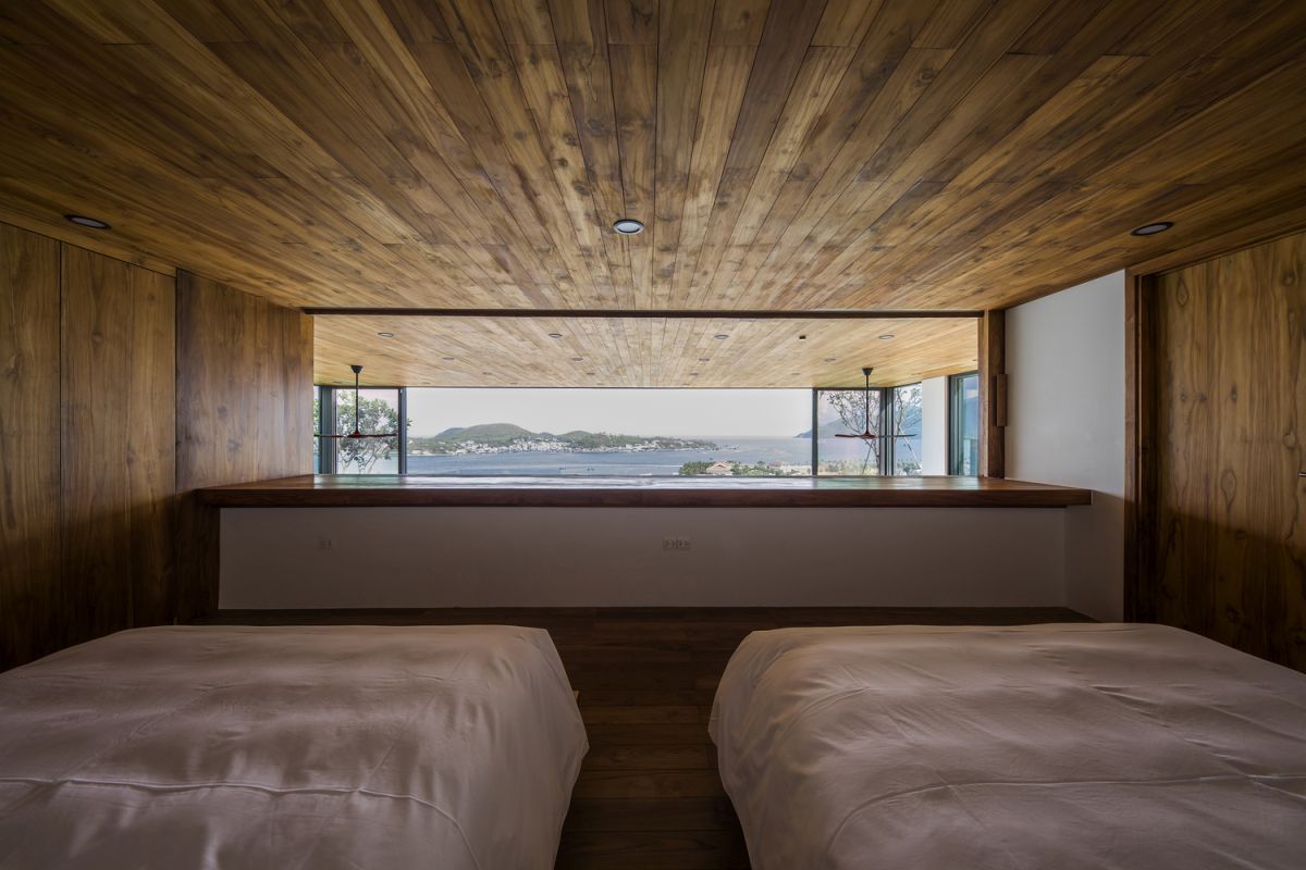 The private areas of the house still manage to take advantage of the views while enjoying lots of privacy