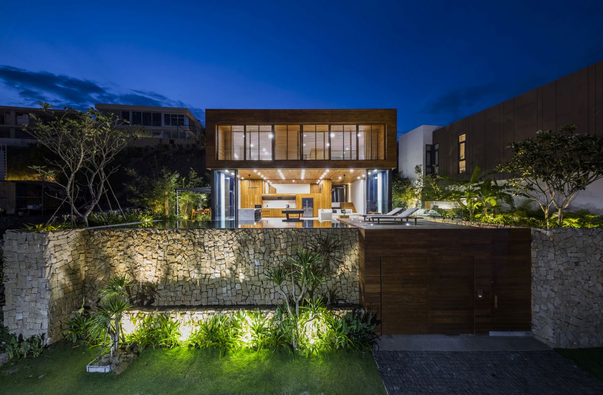 The layering of materials and different textures give the house a lot of character