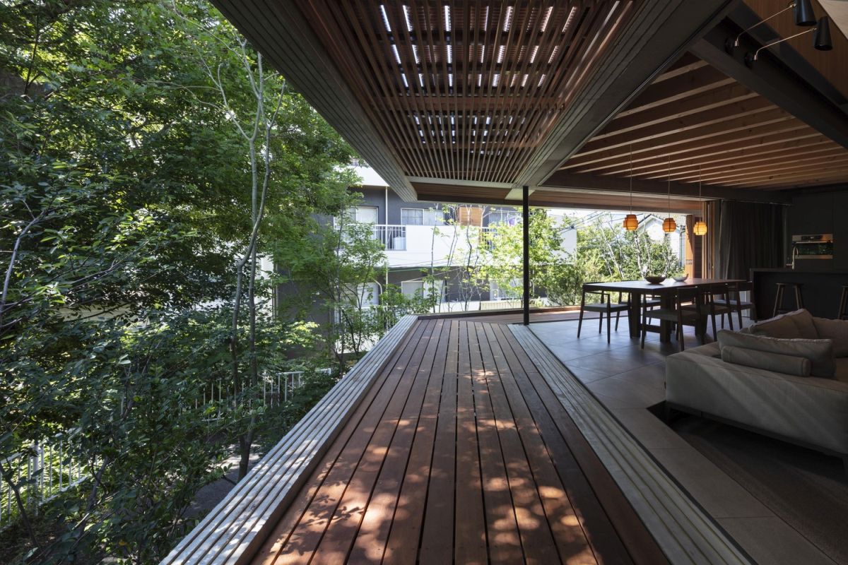 These transition spaces frame all indoor areas, acting as a buffer zone between them and the outdoors