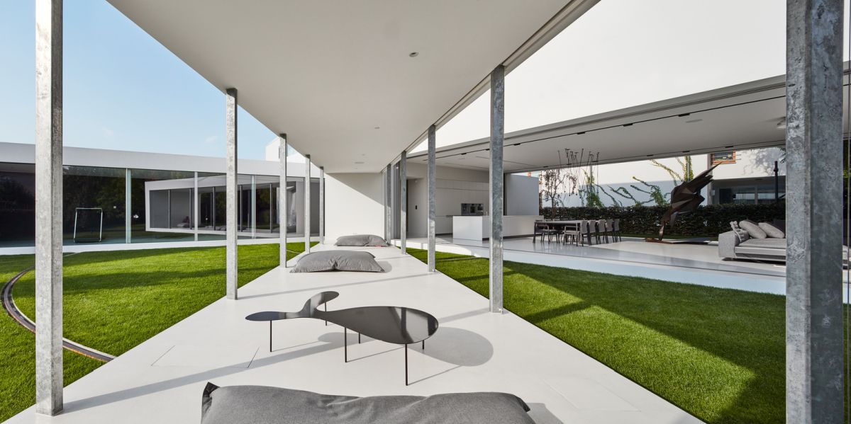 During the day the terrace slowly moves within the courtyard, making the indoor-outdoor transition seamless in a very special way