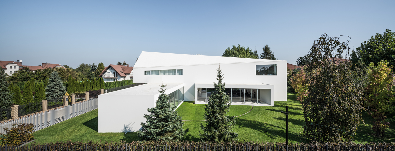 The house has two main volumes arranged perpendicularly to one another