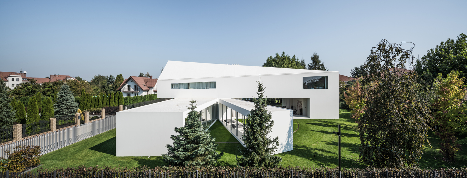 This automated movement ensures that the terrace is always offering shade by following the movement of the sun