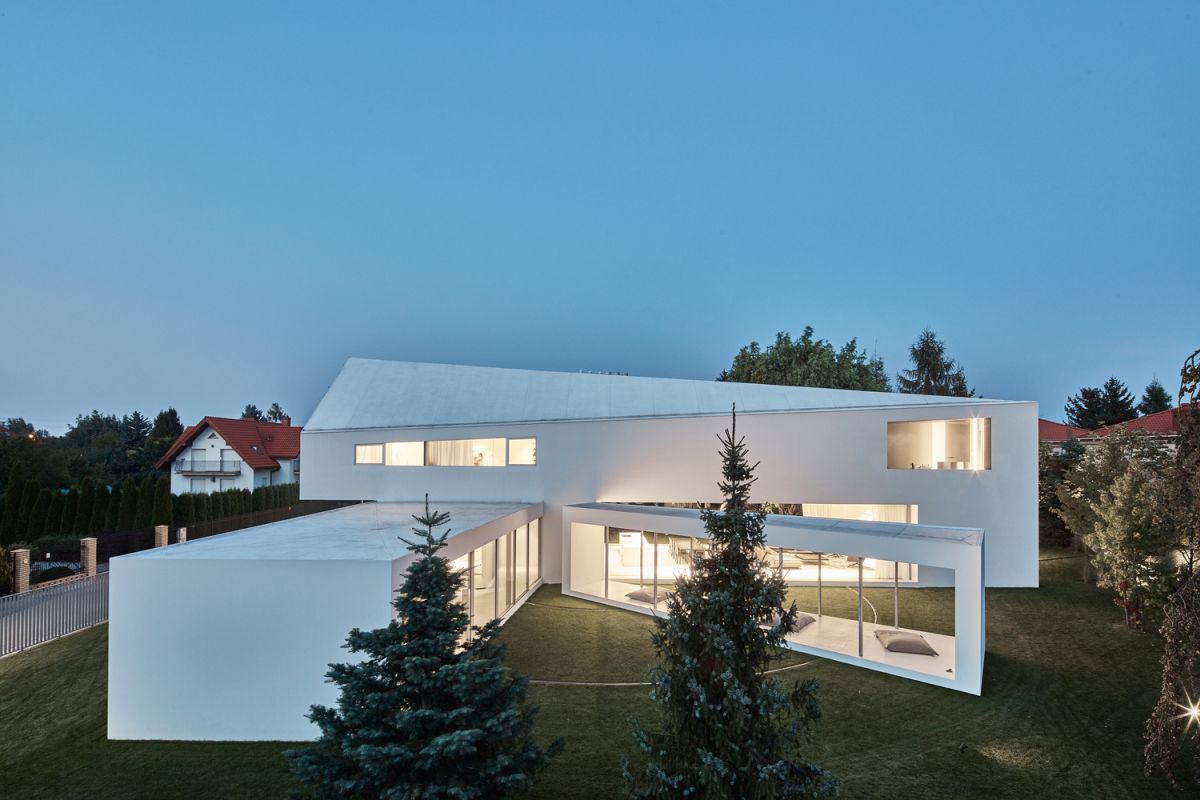 The terrace has a floor and a roof which become flush with the house volumes when connected