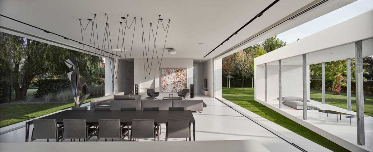 At certain points during the day, the living area and the terrace and seamlessly connected