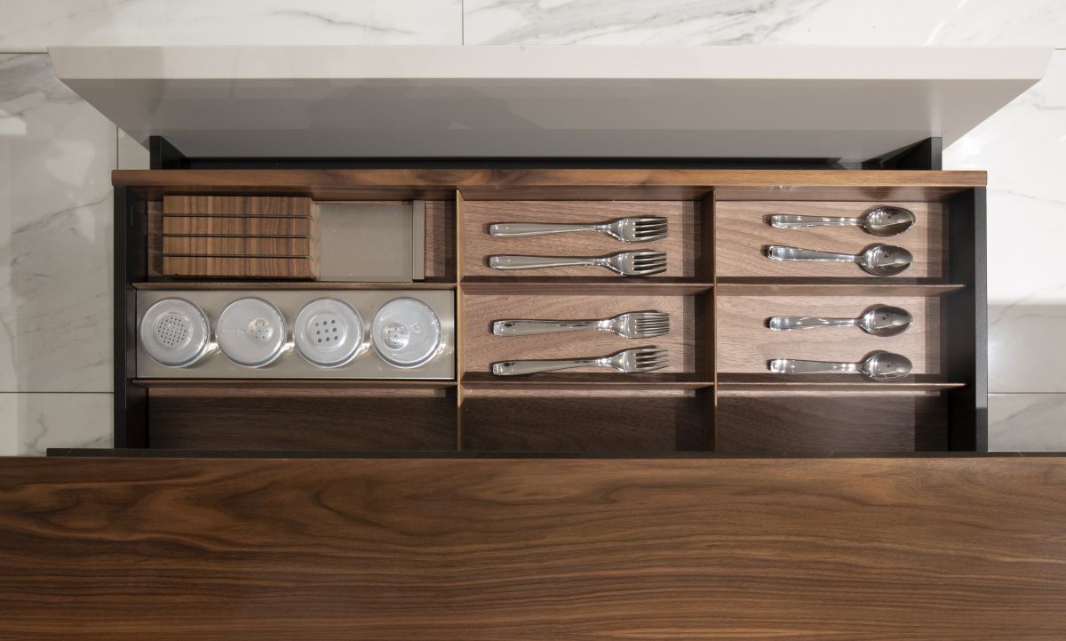 The entire kitchen is tailor-made using only refined materials and carefully-selected finishes