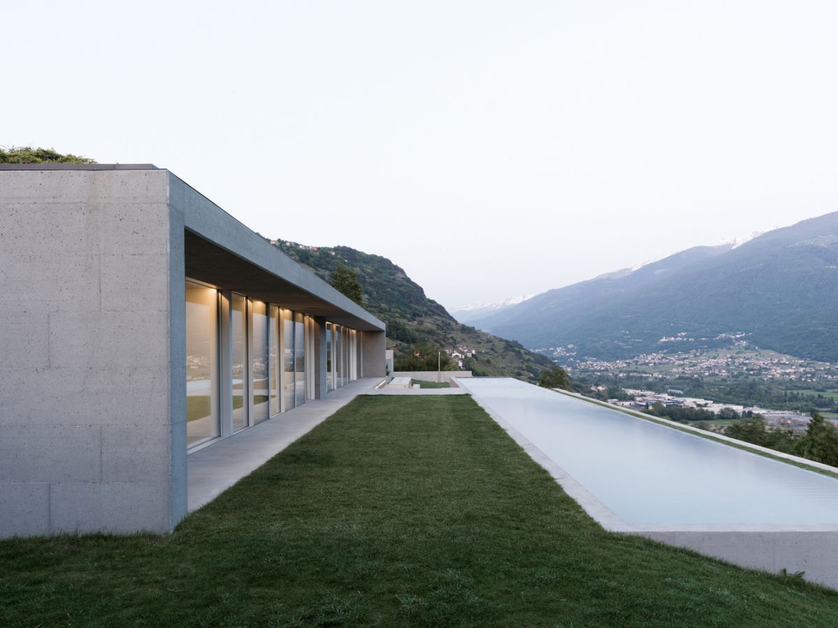 The house and the infinity pool are parallel to each other and that creates a very clean and simple aesthetic
