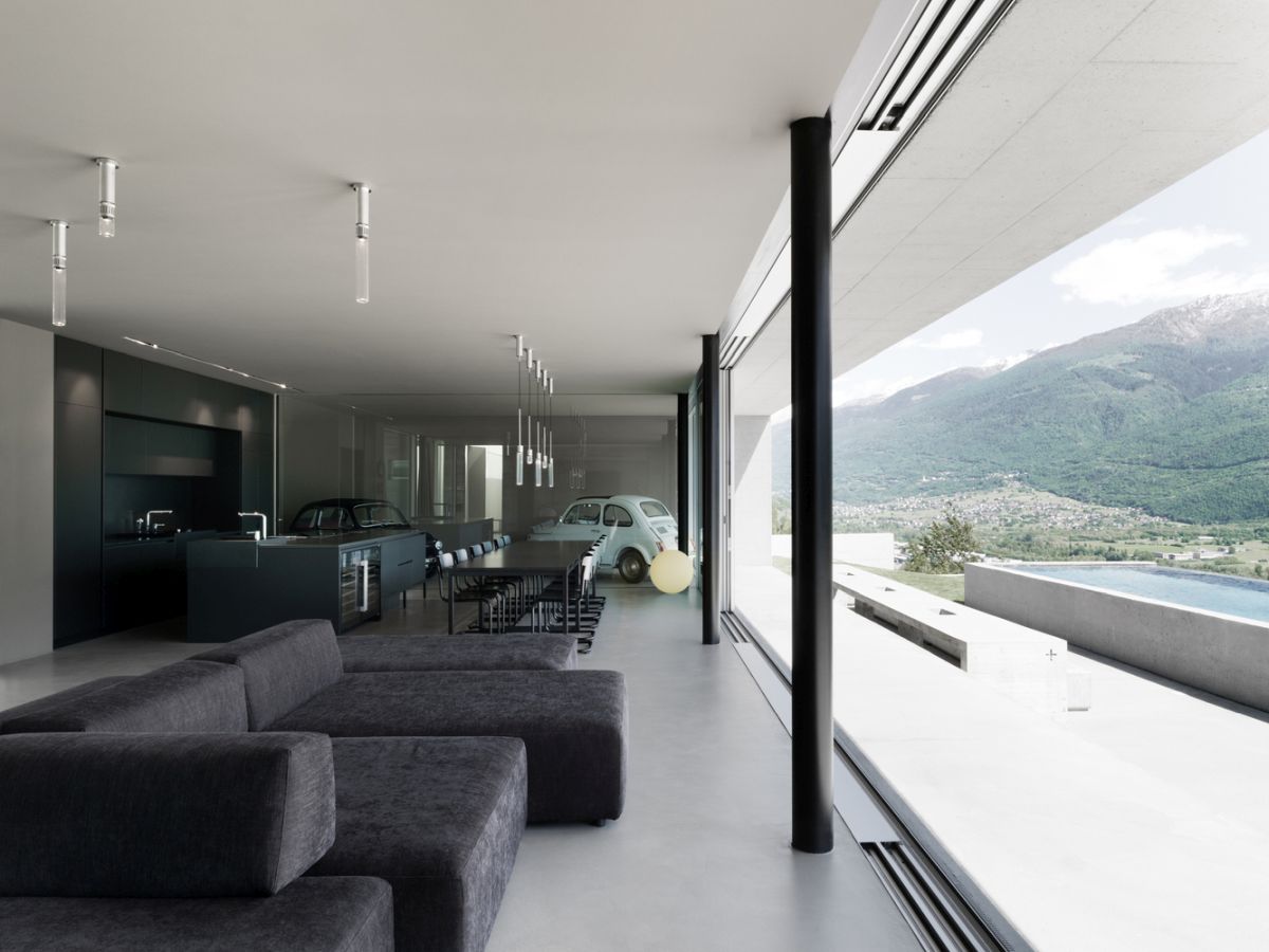 By maintaining a minimalist and neutral interior design, the architects highlight the tranquility of the landscape