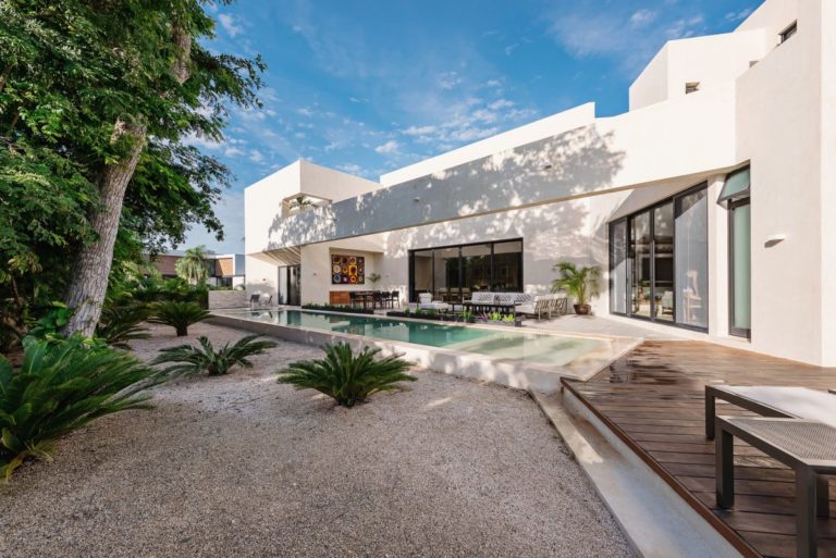 Modern Holiday Home Takes Advantage Of A Trapezoidal Site