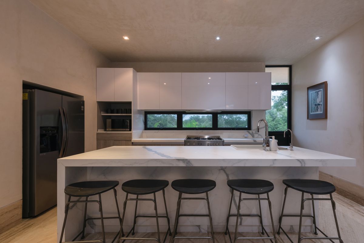 The backsplash is a trio of windows which let in natural light and offer a view of the garden