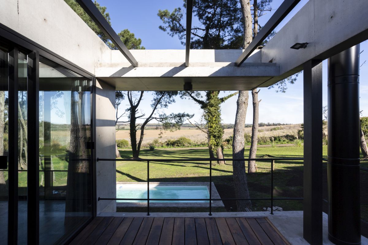 Large beams and slabs frame the beautiful countryside landscape and give the house a layered look