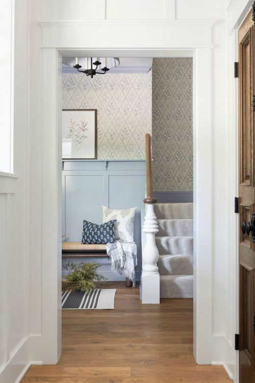 Beautiful Lake House interior 13