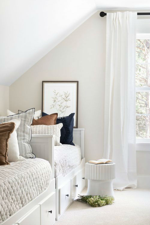 Beautiful Lake House interior 20