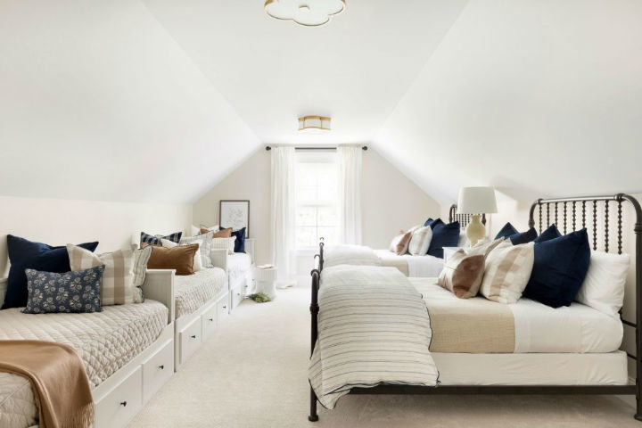 Beautiful Lake House interior 19